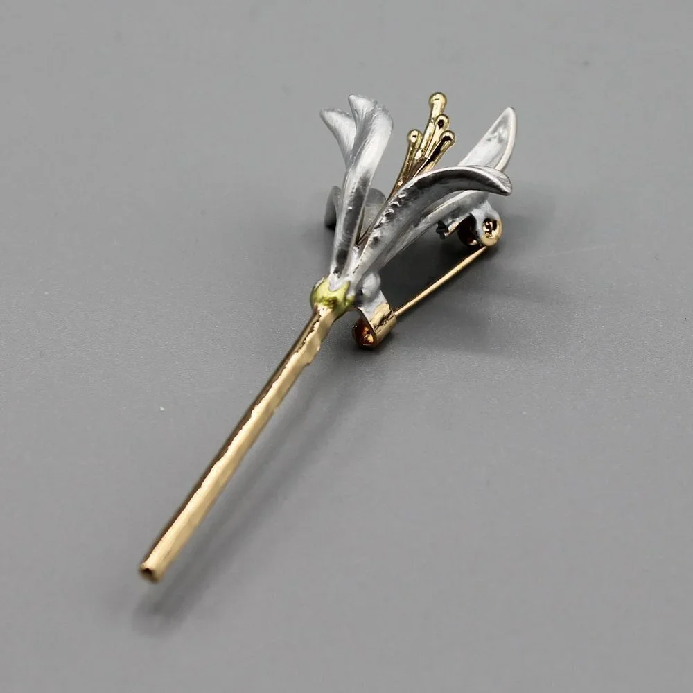 Jewelry pin brooch lily flower blue gold tone dainty elegant beautiful new